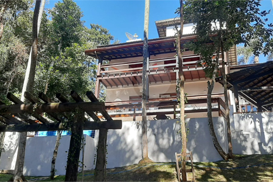 Sobrado à venda com 5 quartos, sendo 3 suítes, em Serra da Cantareira, Mairiporã, SP