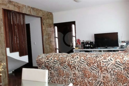 Sobrado à venda com 4 quartos, sendo 2 suítes, em Vila Nivi, São Paulo, SP