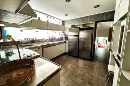 Casa de Vila à venda ou para alugar com 4 quartos, sendo 2 suítes,  em Jardim Leonor, São Paulo, SP