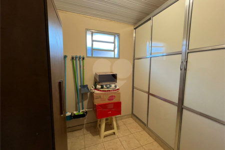 Ampla casa no condomÍnio Parque Fehr, contendo:
