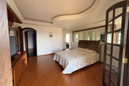 Casa à venda com 4 quartos, sendo 2 suítes,  em Vila Oliveira, Mogi das Cruzes, SP