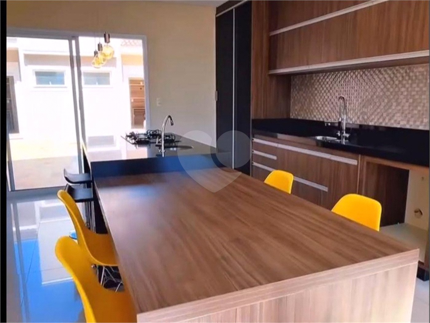 Casa à venda com 4 quartos, sendo 3 suítes, no condomínio Lago da Serra, Araçoiaba da Serra - SP