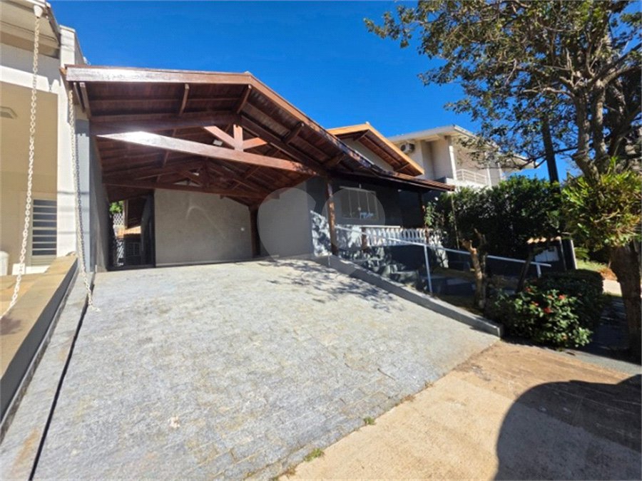 Casa à venda com 3 quartos, sendo 1 suíte, no condomínio Residencial Jardim das Palmeiras, Vinhedo - SP