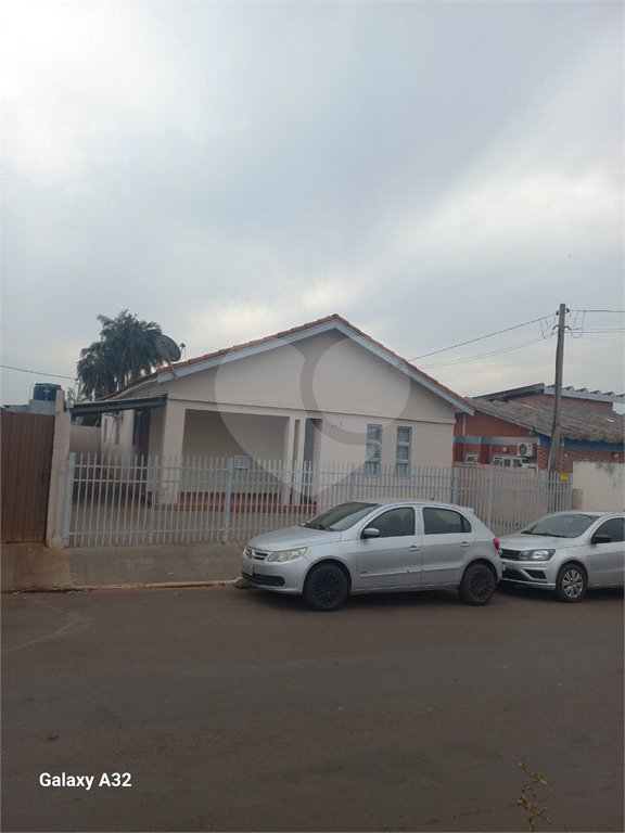 Casa à venda com 3 quartos no Centro, Inocência, MS