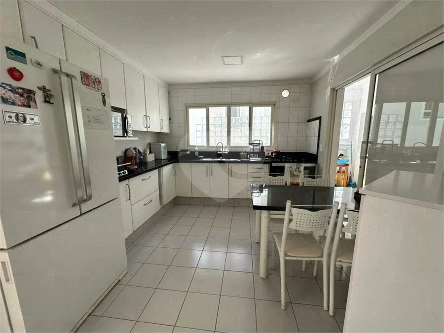 Casa à venda com 3 suítes no condomínio Recanto dos Paturis, Vinhedo - SP
