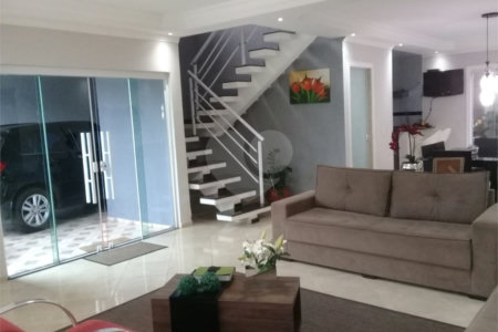 Sobrado à venda com 2 quartos, sendo 1 suíte, em Cidade Boa Vista, Suzano, SP