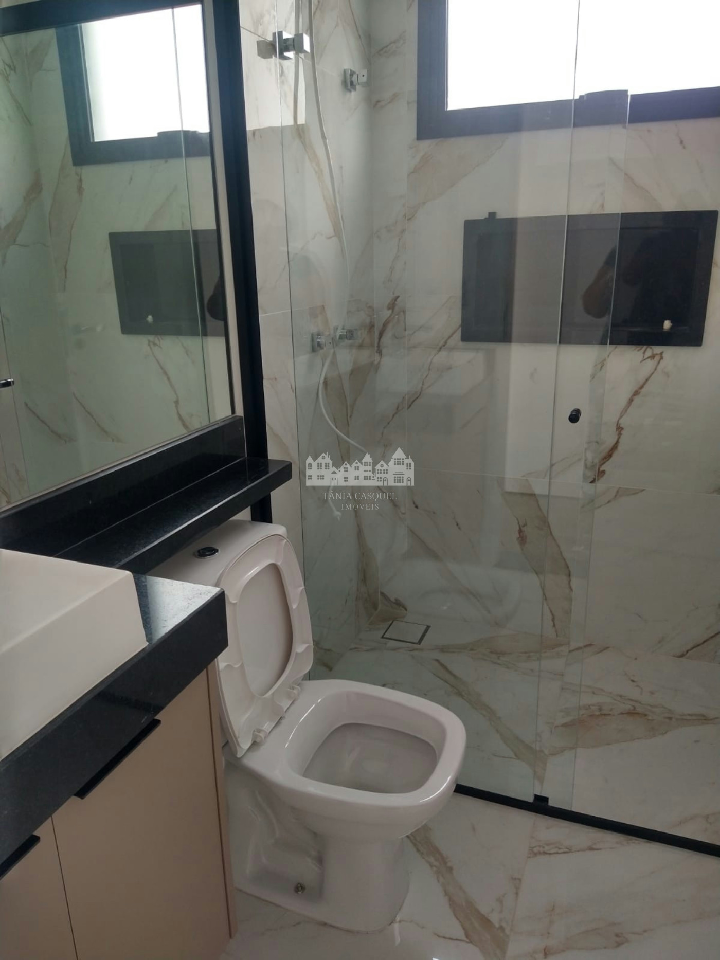 Sobrado à venda ou para alugar com 3 suítes em Jardim do Lago, Atibaia, SP