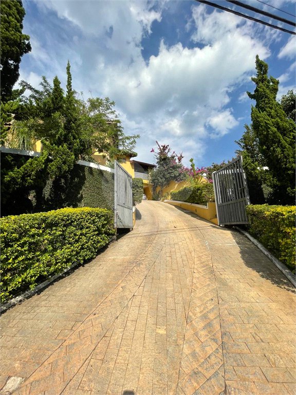 Casa à venda com 9 quartos, sendo 4 suítes, em Condomínio Flamboyant-b, Atibaia, SP