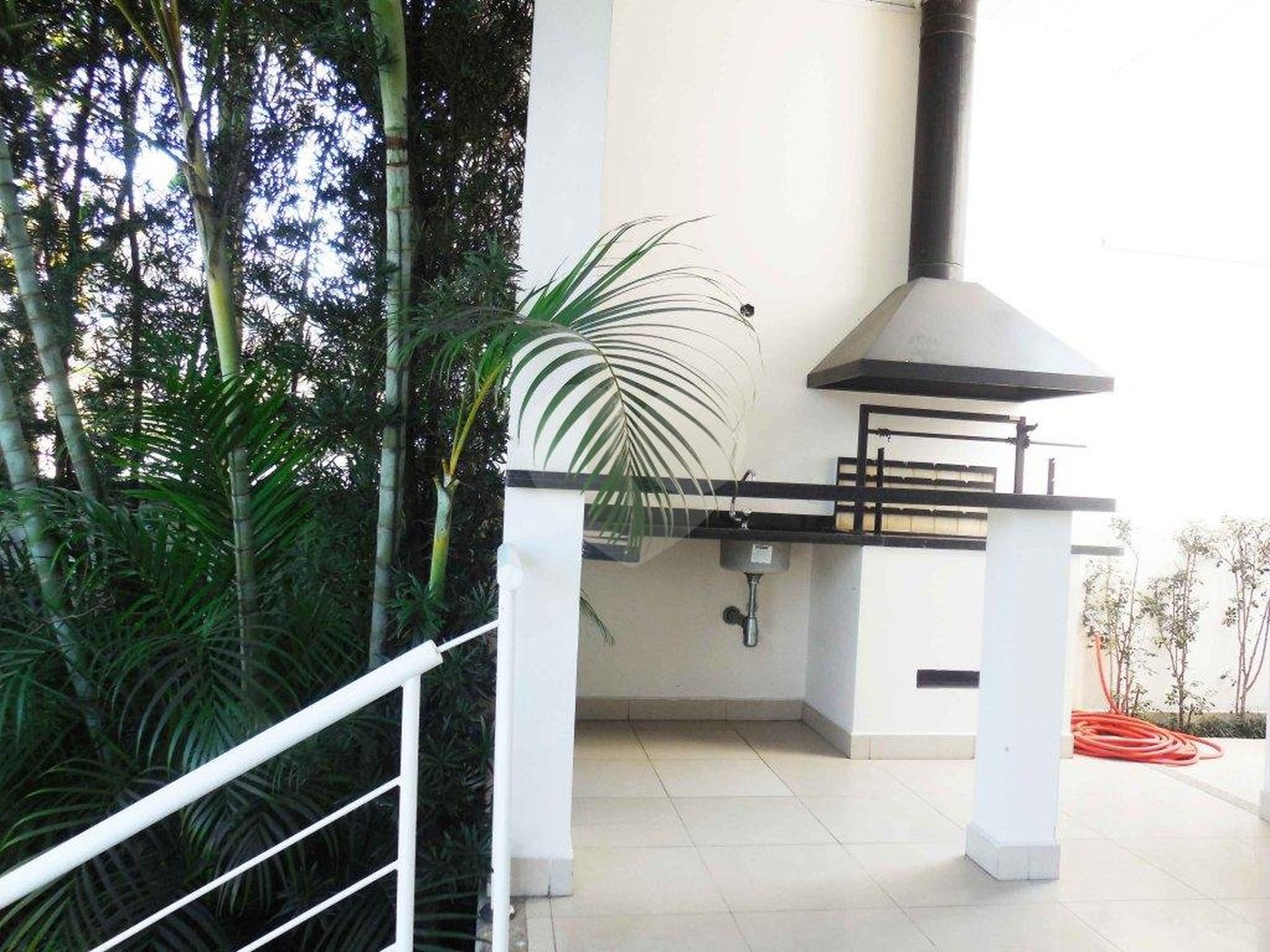 Casa à venda com 4 quartos, sendo 2 suítes, no condomínio Bristol Village, São Paulo - SP