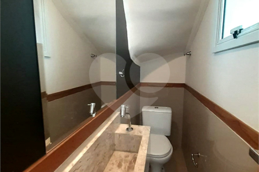 Casa à venda com 3 quartos, sendo 1 suíte, no condomínio Apeu, São Paulo - SP