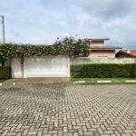 Casa à venda com 4 quartos, sendo 1 suíte,  no condomínio Jardim Shangri-lá, Atibaia - SP