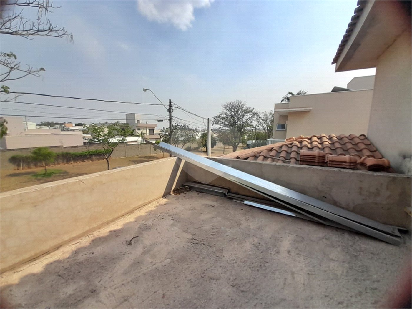 Casa em Construção com Área Gourmet e Piscina no Condomínio Damha II