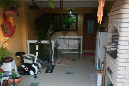 Casa à venda com 3 quartos, sendo 1 suíte, no condomínio Alcides Moreira, São Paulo - SP