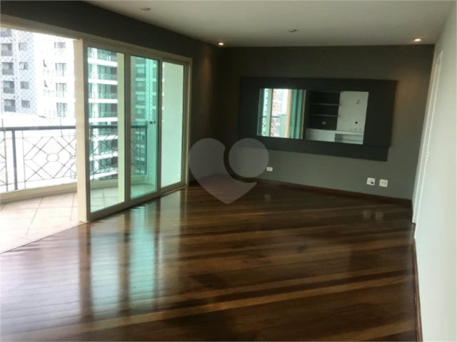Apartamento à venda ou para alugar com 2 suítes em Moema, São Paulo, SP
