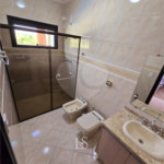 Indaiatuba- Vale das Laranjeiras - Vista dos fundos para o lago - Casa assobradada - 3 pisos, 4 quartos, 2 suítes, uma com hidro ,escritório, sala 3 ambientes, lareira, lavabo,cozinha ampla, despensa, lavanderia, churrasqueira, forno pizza, 6 wcs, piscina, jardim despensa, garagem, segurança