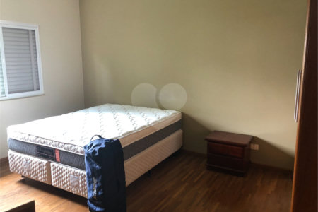 Casa no condomínio Damha I.