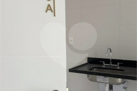 Apartamento de 69m2 na Saúde com 2 dorms, 1 suíte, 2 banheiros, 1 vaga. Estuda Permuta.
