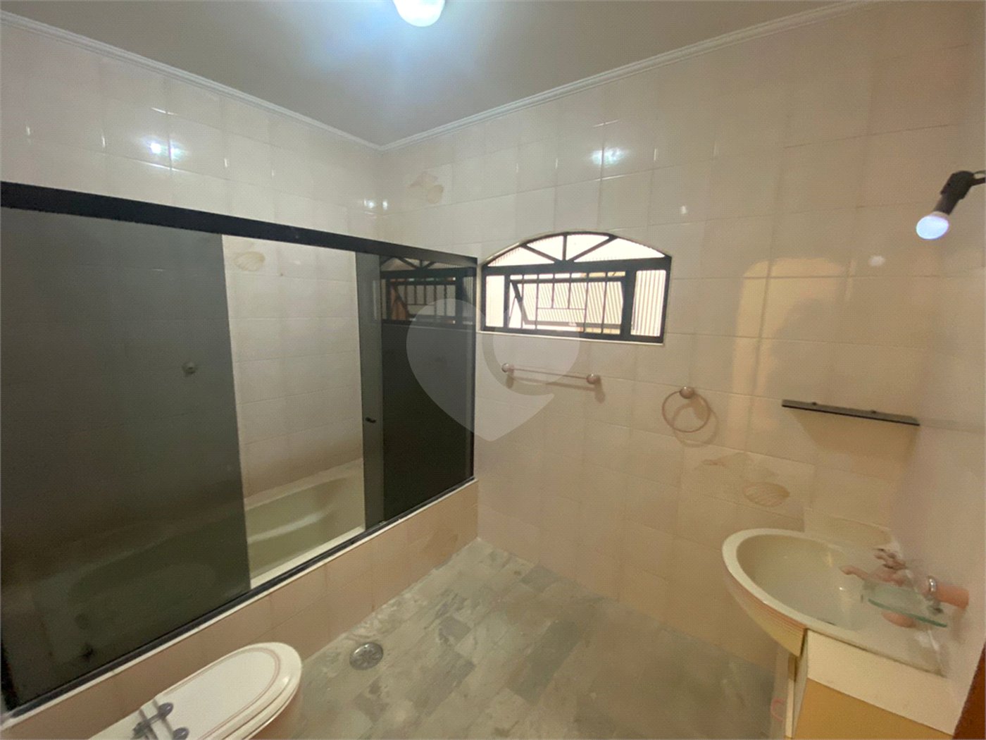Casa à venda com 4 quartos, sendo 2 suítes,  em Jardim do Lago, Atibaia, SP