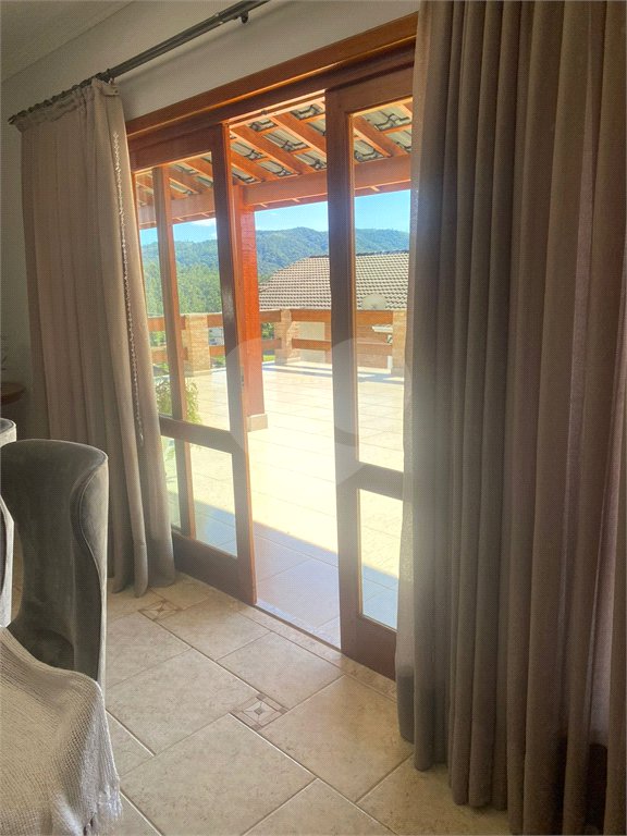 Casa à venda com 5 quartos, sendo 4 suítes, no condomínio Lago do Imperador, Mairiporã - SP