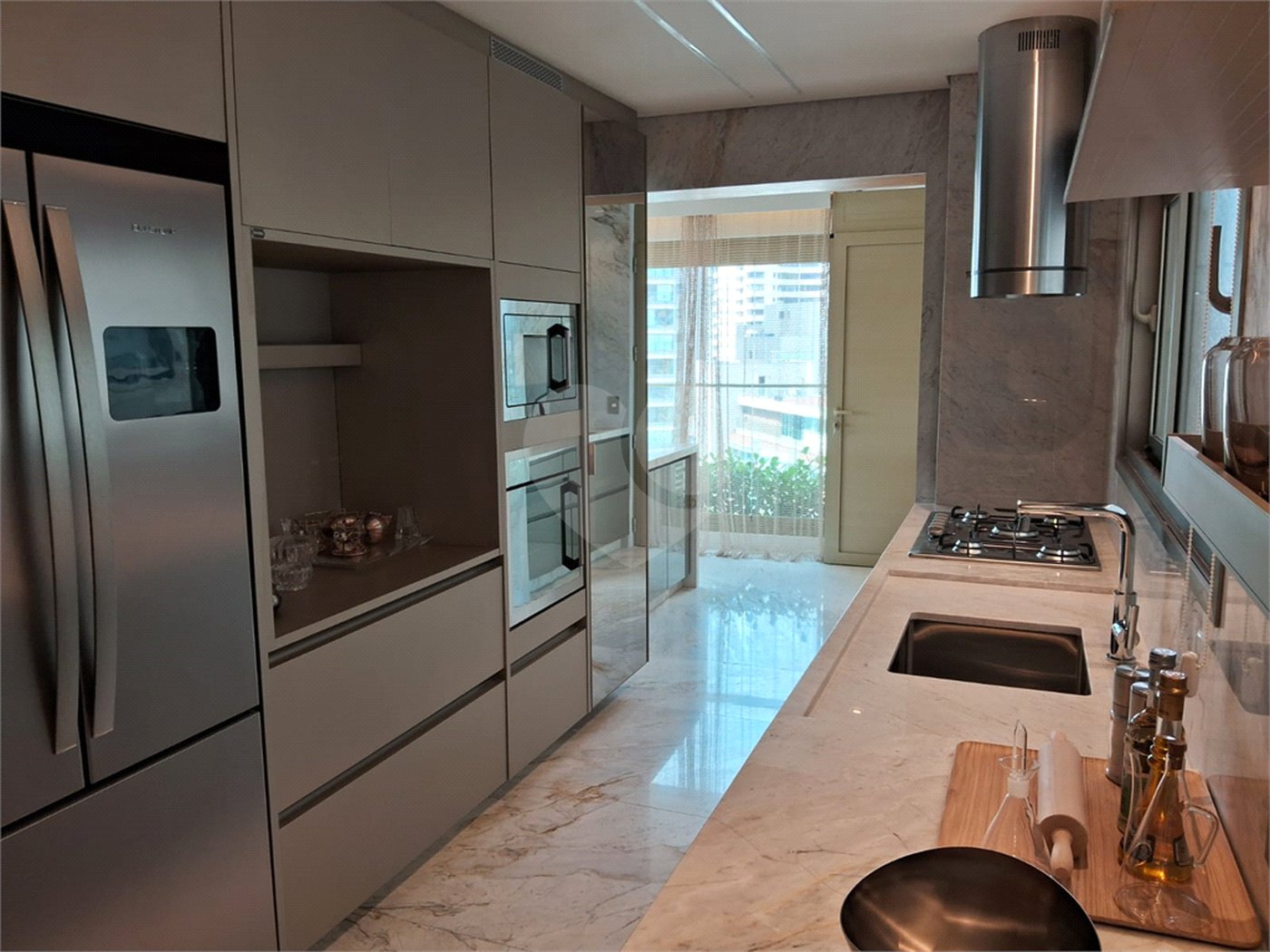 Apartamento à venda com 3 suítes em Moema, São Paulo, SP