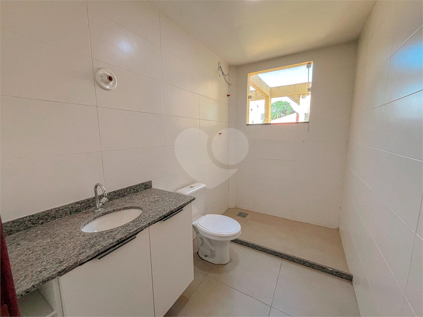 Casa à venda com 4 quartos, sendo 1 suíte, no condomínio Imperial Santa Cruz, Rio de Janeiro - RJ