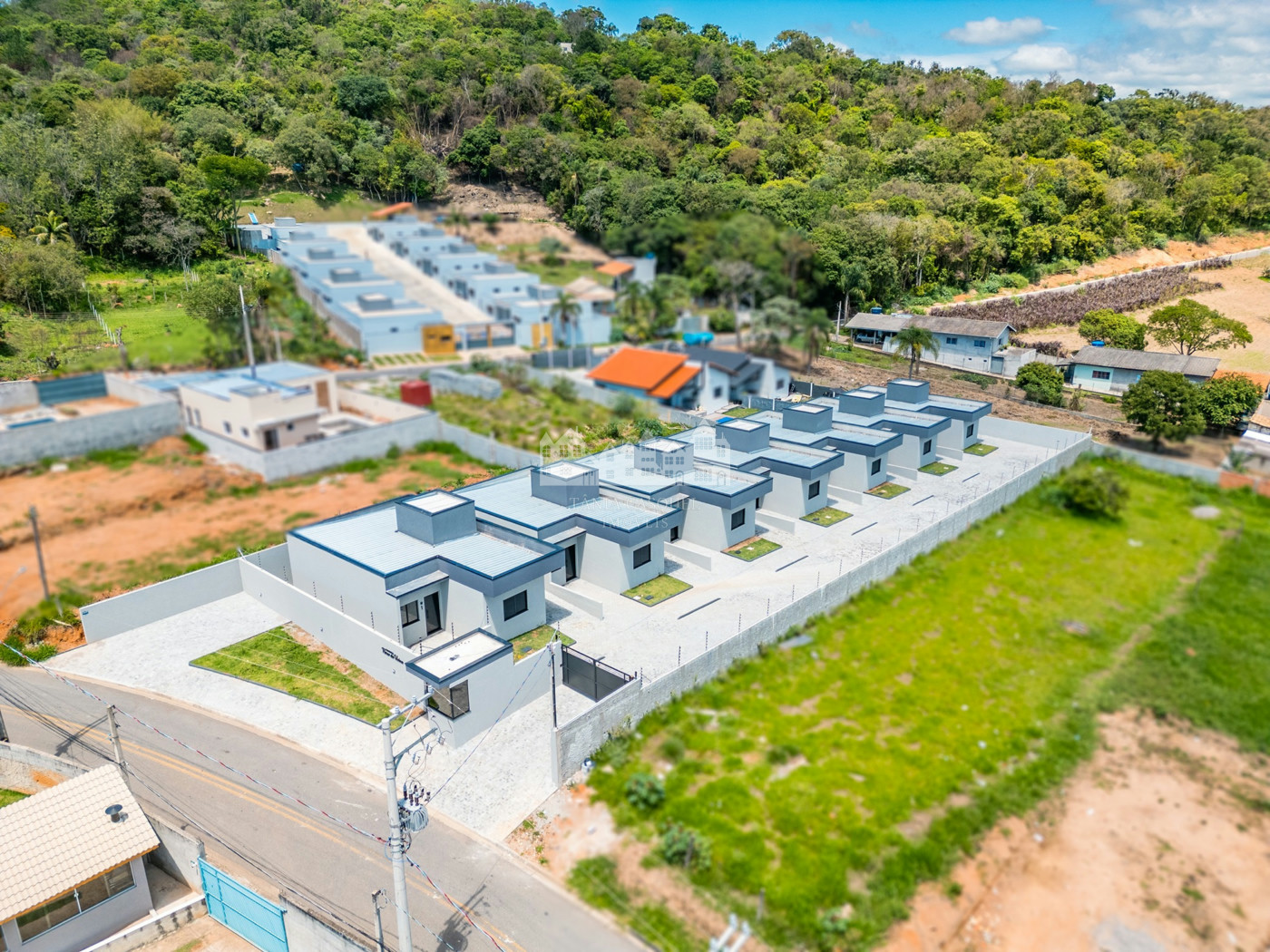 Casa térrea à venda com 3 quartos, sendo 1 suíte, no condomínio Flores da Usina, Atibaia - SP