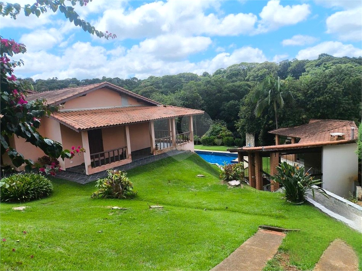 Casa à venda com 3 suítes no condomínio Granja Verediana, Ibiúna - SP