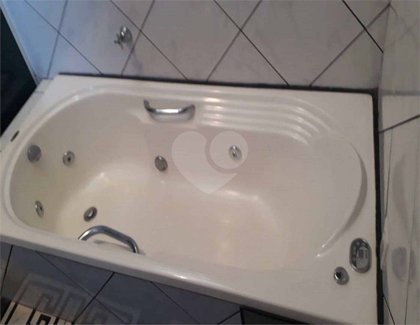 Sobrado com 3 dormitórios, sendo 2 suítes, uma delas master.