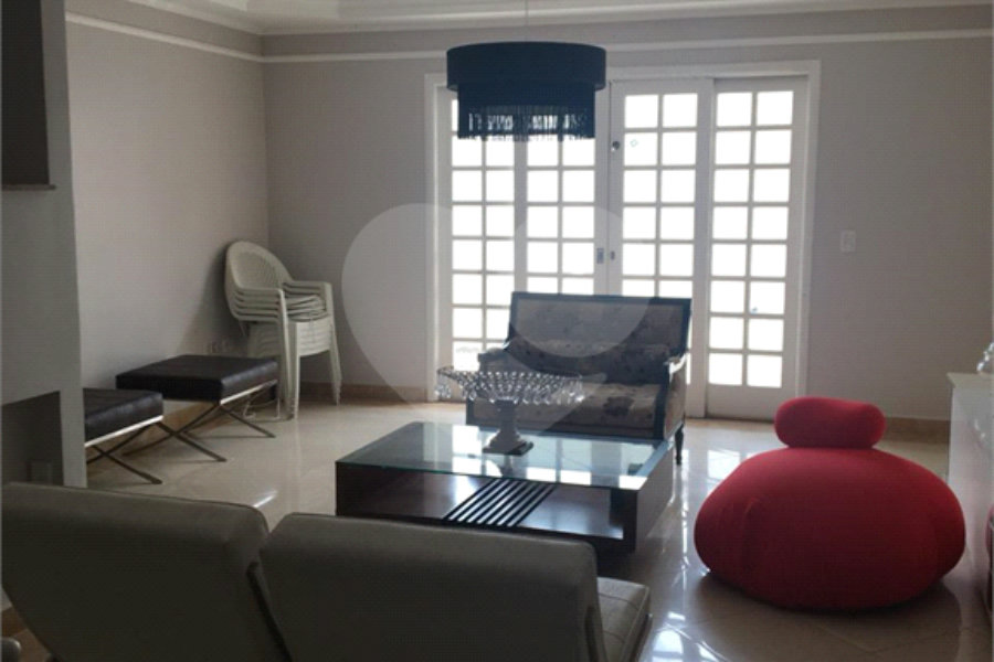 Sobrado à venda com 4 quartos, sendo 1 suíte, em Tremembé, São Paulo, SP