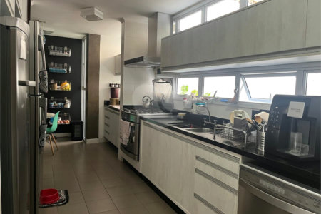 Casa à venda com 4 quartos, sendo 3 suítes, no condomínio Vitoria Regia, São Paulo - SP