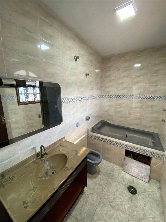 Sobrado à venda com 4 quartos, sendo 1 suíte, em Jardim Medina, Poá, SP