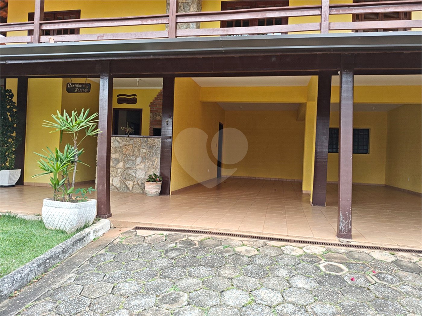 Casa à venda com 4 quartos, sendo 2 suítes,  em Country Residencial Felix, Bom Jesus dos Perdões, SP
