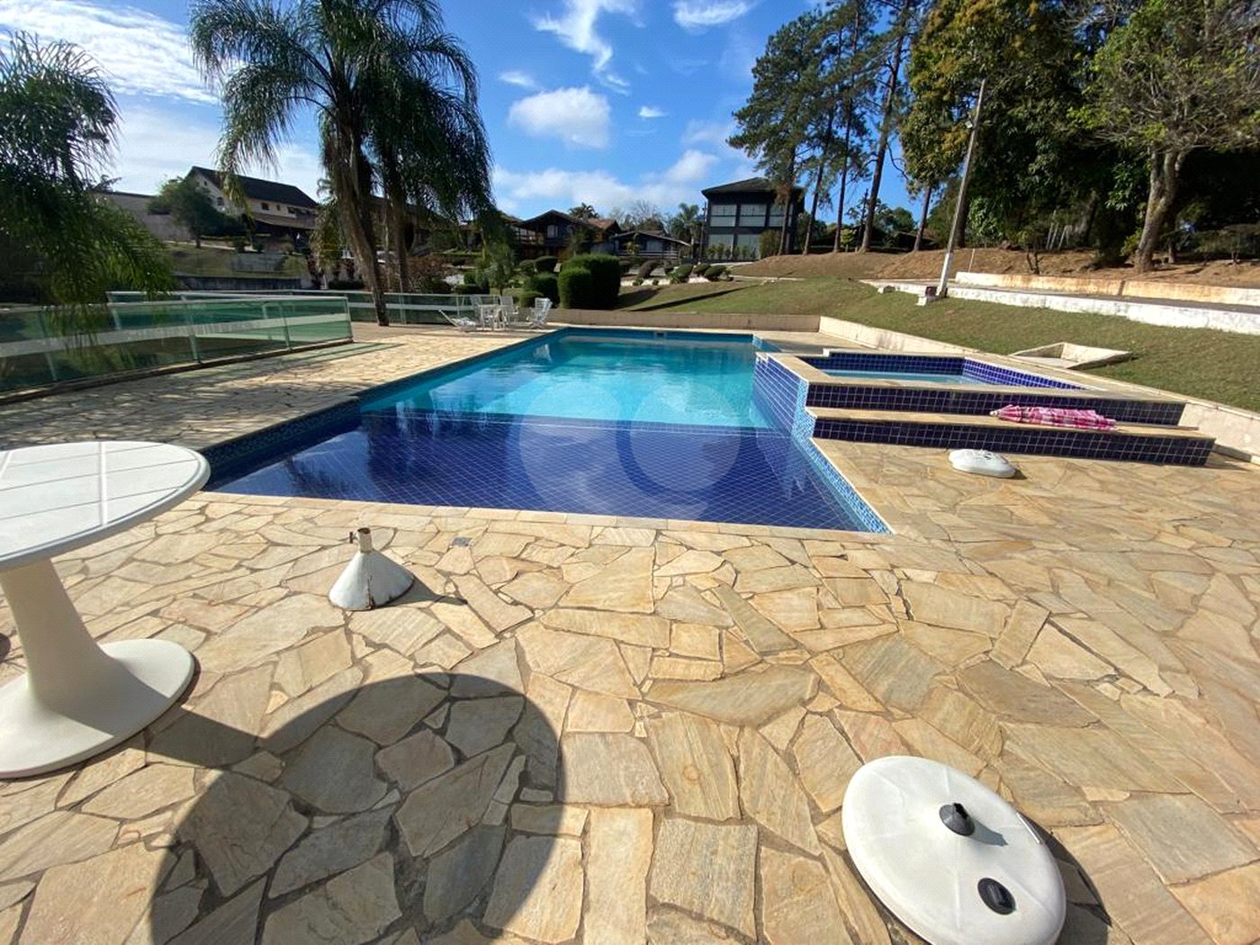 Casa à venda com 5 quartos, sendo 4 suítes, no condomínio Vilarejo Estoril, Mairiporã - SP