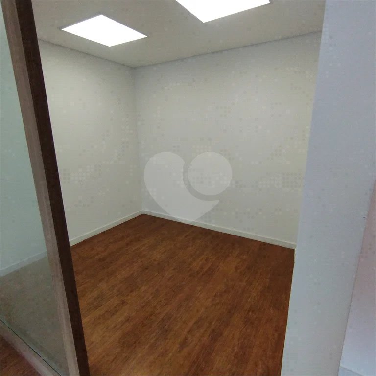 Sala comercial na Oscar Freire à venda Sala coml à venda na Oscar Freire OPORTUNIDADE Sala coml esquina. Rebouças