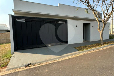 Casa à venda com 3 quartos, sendo 1 suíte, no condomínio Jd. Parque Alvorada, Araraquara - SP
