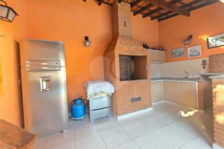 Casa à venda com 3 quartos, sendo 1 suíte, no condomínio Estância Marambaia, Vinhedo - SP