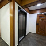 Apartamento com 2 dormitórios e suíte + dependência de serviço completa na Ponta da Praia – Localização privilegiada próximo à Praça Dino Bueno