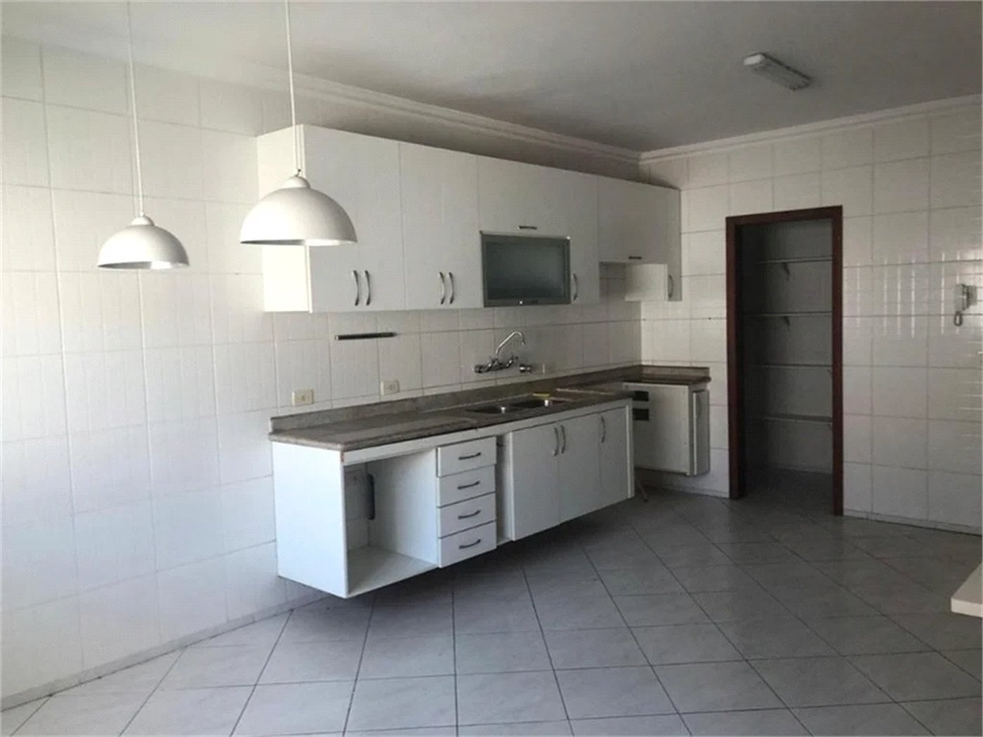 Casa à venda com 4 suítes no condomínio Vila das Emboabas, São Paulo - SP