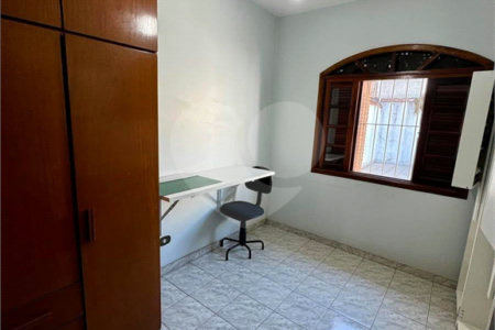 Sobrado à venda com 4 quartos, sendo 1 suíte,  em Vila Cleonice, São Paulo, SP