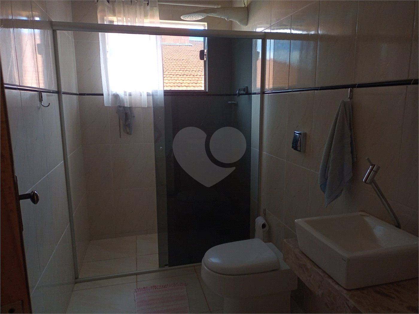 Casa à venda com 4 quartos, sendo 1 suíte,  no condomínio Village da Serra, Araçoiaba da Serra - SP