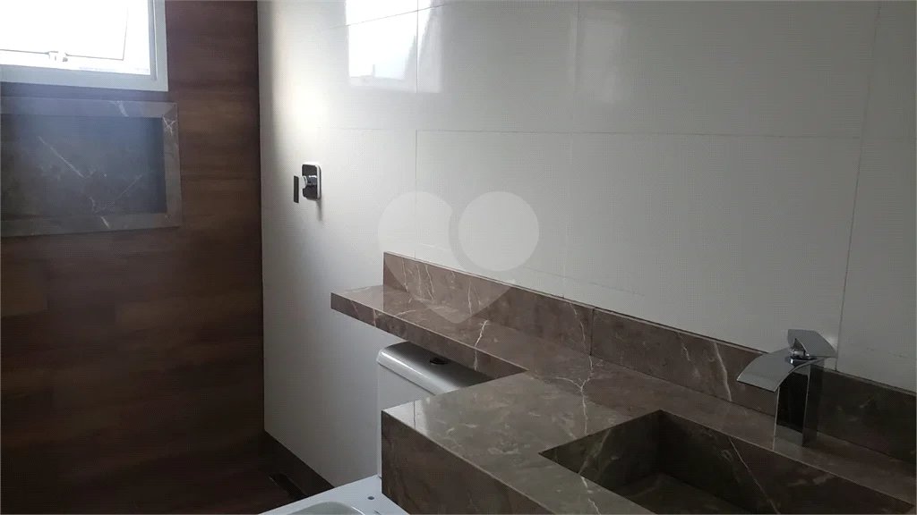 Sobrado novo com 3 suítes, 4 vagas, espaço gourmet com churrasqueira, jardim de inverno e acabamento premium. Conforto, modernidade e sofisticação.
