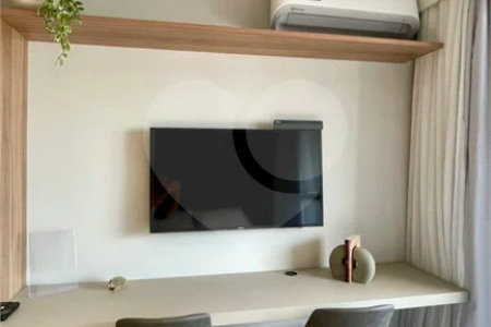 Apartamento mobiliado no Planalto Paulista com 1 dormitório e varanda.