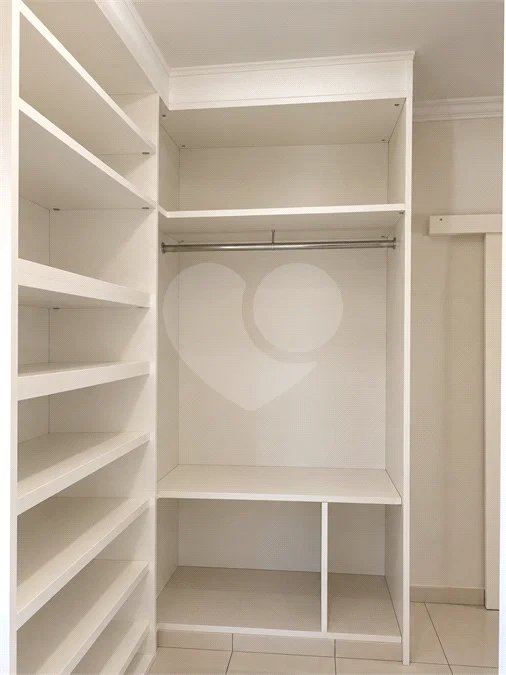 Cobertura de 255 m² com 3 dormitórios, 1 suíte, cozinha planejada, 2 vagas e área gourmet com churrasqueira.