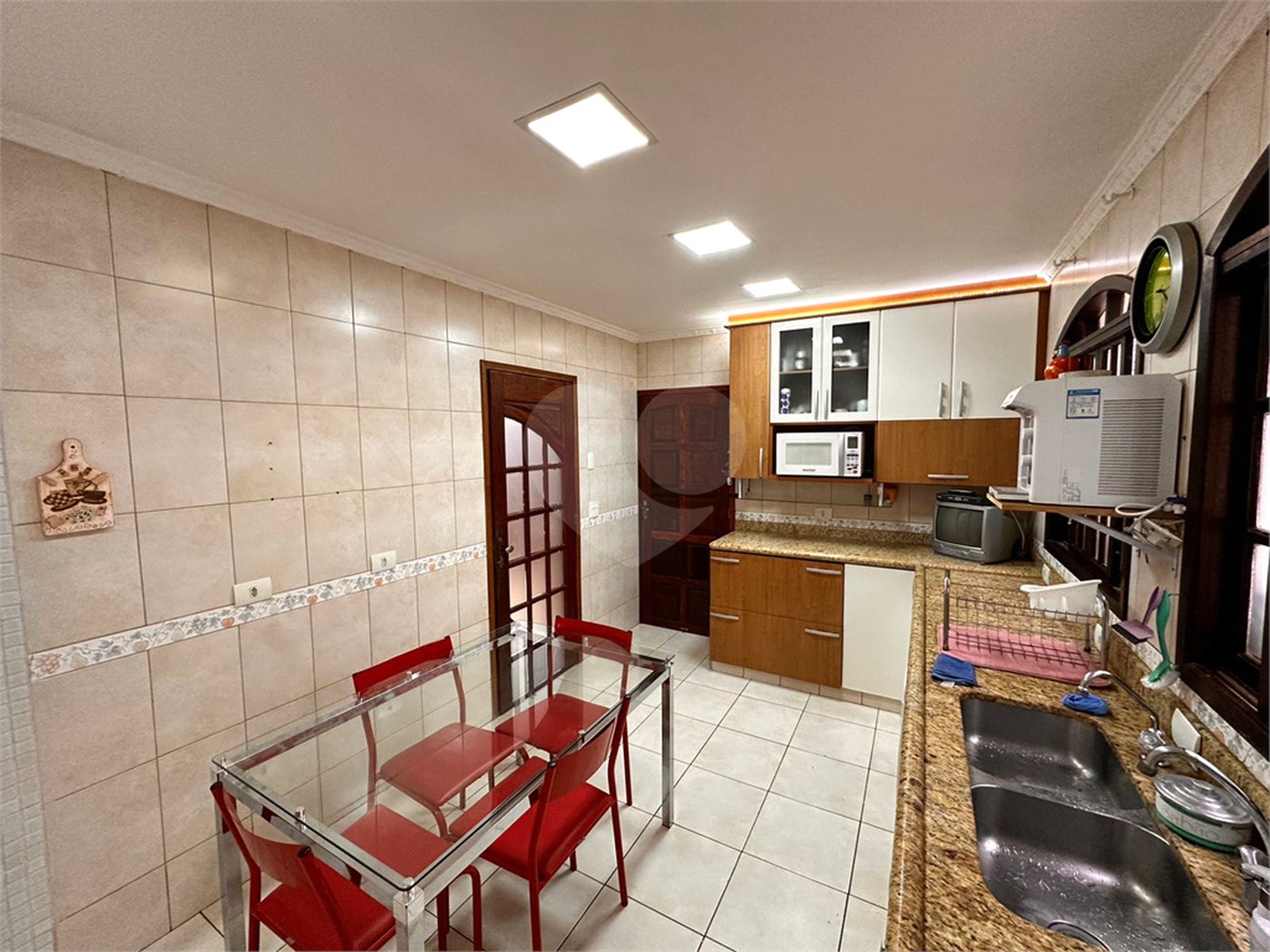 Casa à venda com 5 quartos, sendo 3 suítes, no condomínio Jd Itatinga, São Paulo - SP