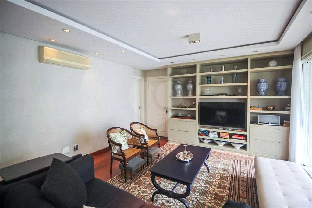 Apartamento à venda com 3 suítes em Real Parque, São Paulo, SP