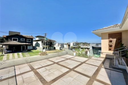 Casa à venda com 3 suítes no condomínio Golf Village, Carapicuíba - SP