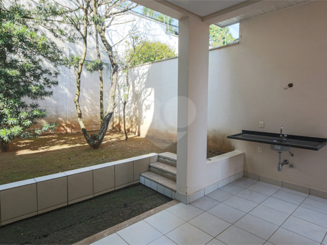 Casa à venda com 4 quartos, sendo 2 suítes,  no condomínio Bristol Village, São Paulo - SP
