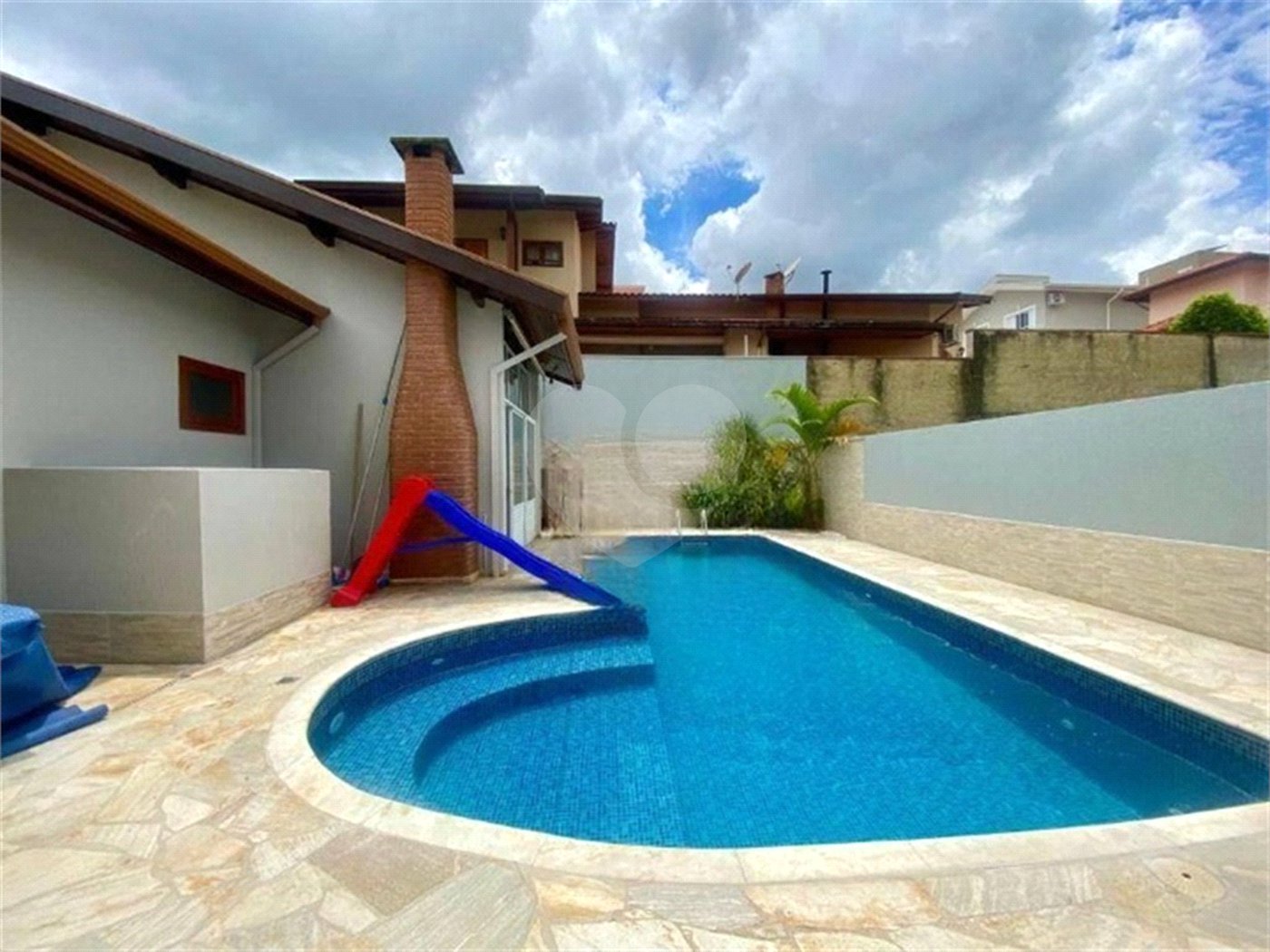 Casa à venda com 3 quartos, sendo 1 suíte, no condomínio Recanto dos Paturis, Vinhedo - SP