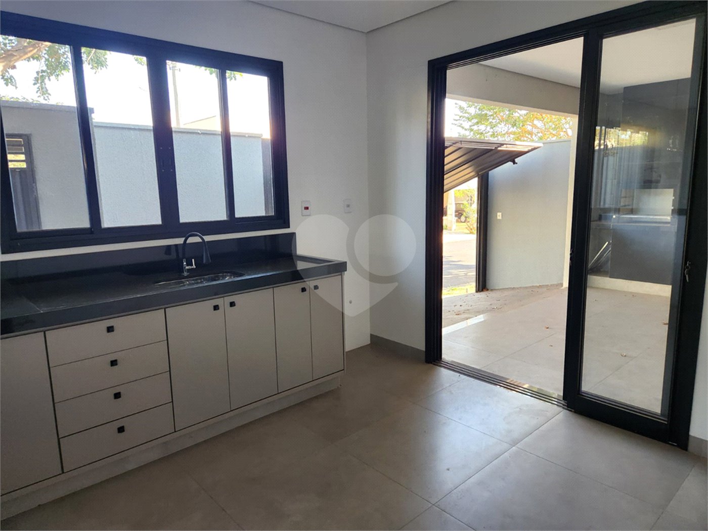 Casa à venda com 3 quartos, sendo 1 suíte, no condomínio Jd. Parque Alvorada, Araraquara - SP
