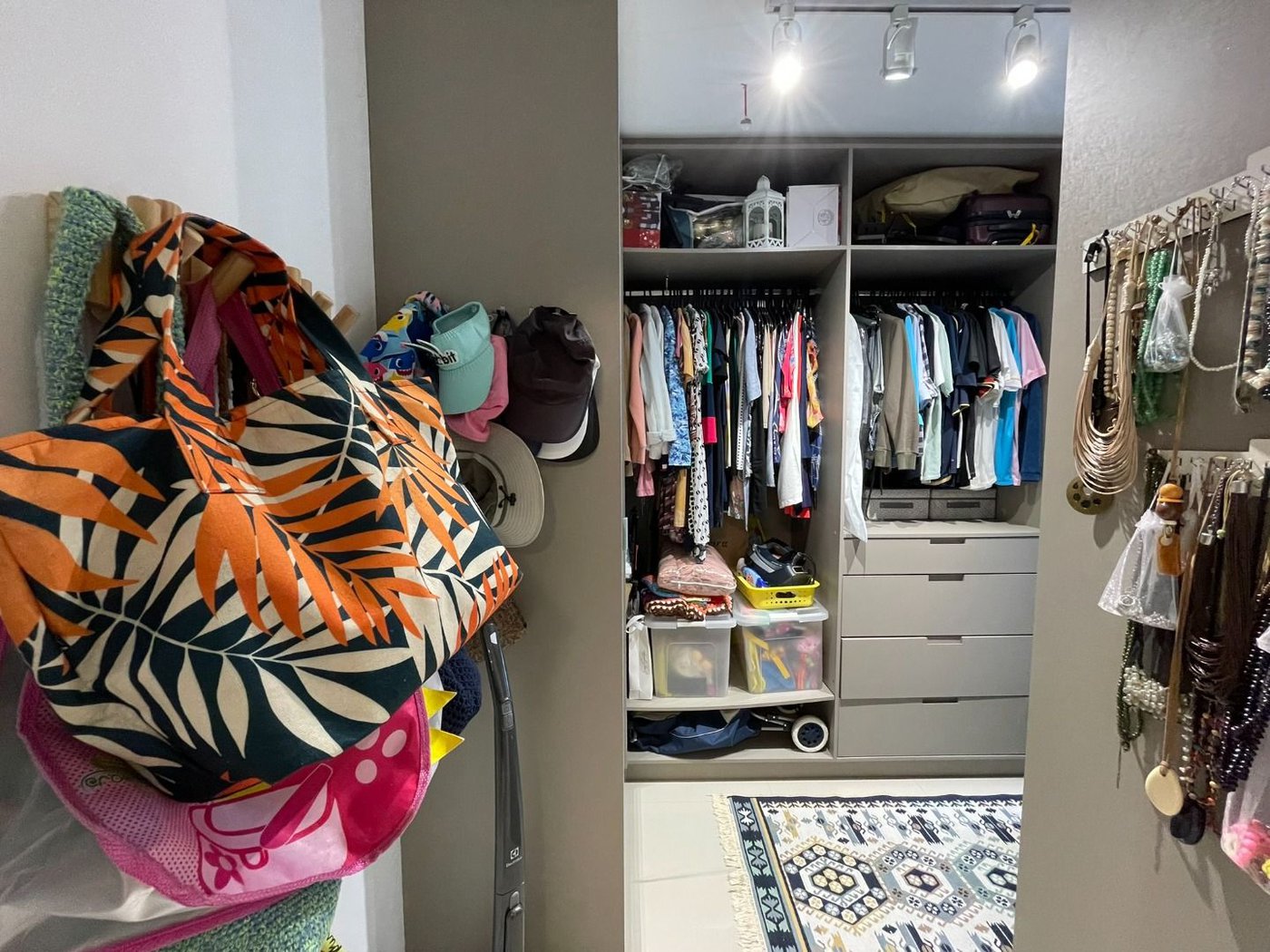 Apartamento 1 suíte com closet, 1 vaga demarcada, Embaré, Santos